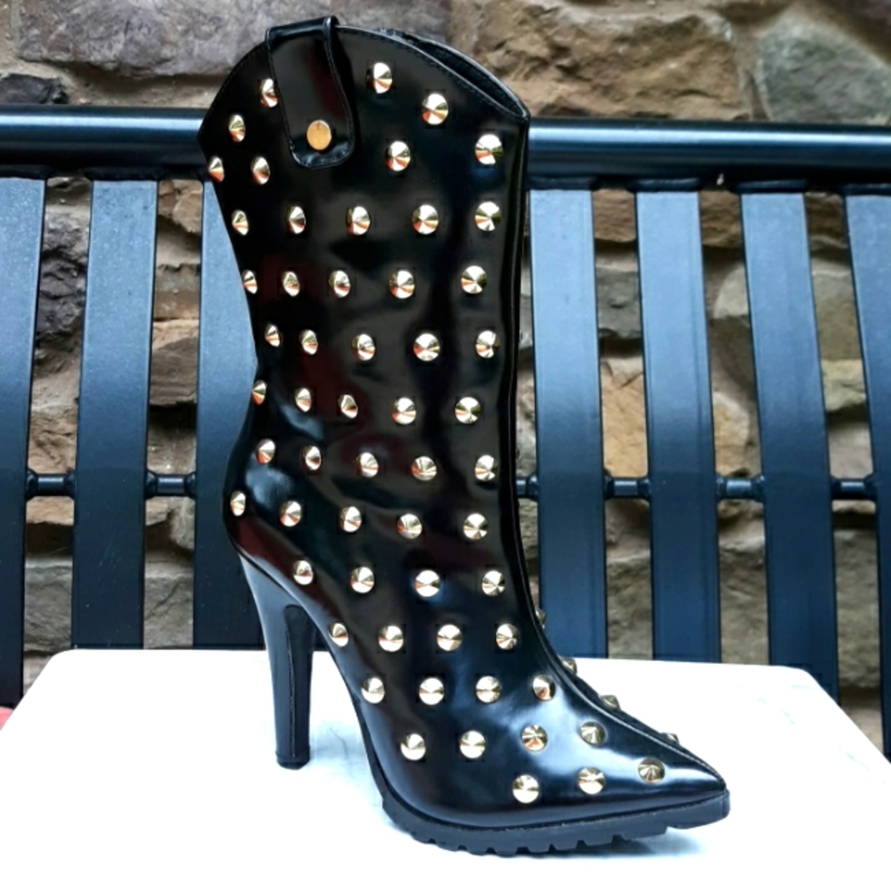 EUC CAPE ROBBIN STUDDED BLACK FAUX PATENT BOOTS